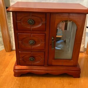 New !  Beautiful orange rosewood jewelry case. Perfect condition n ready to use